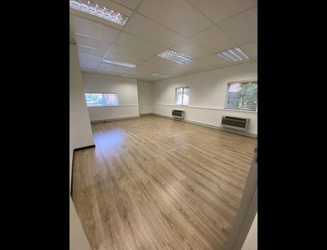 33M² BUILDING TO LET IN FOURWAYS